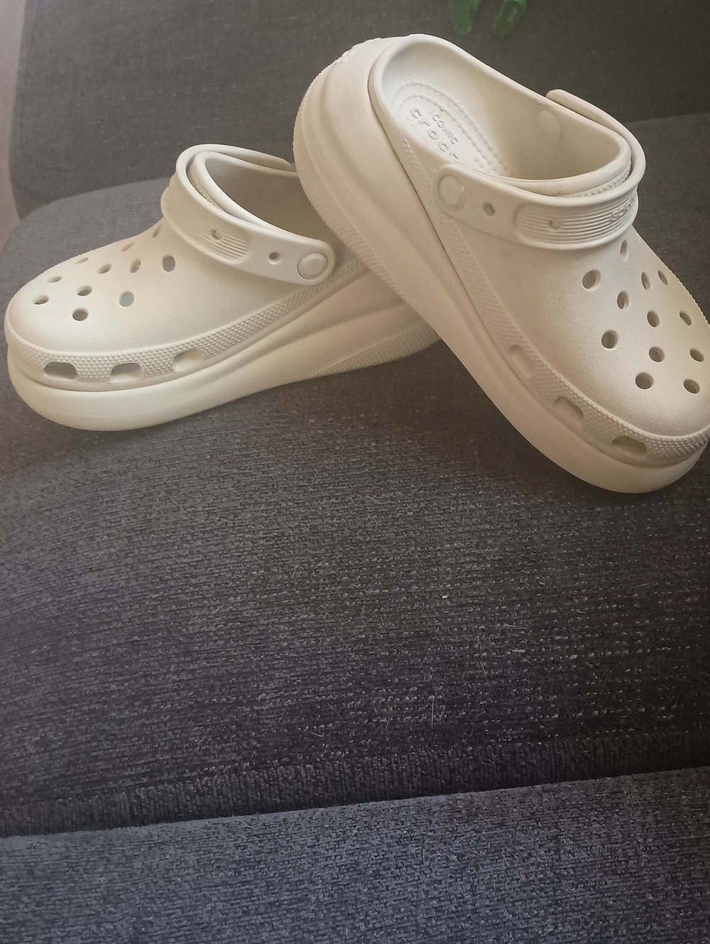 Crocs Classic Crush Clogs feature a bold platform sole and holes Size 6 Used